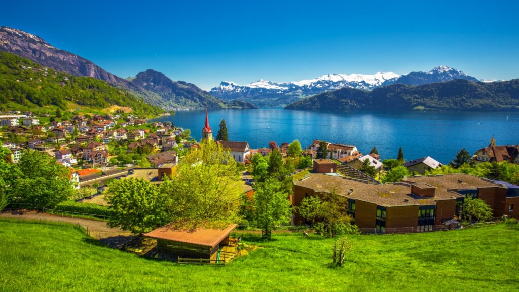 Nagyjából háromezer forintért már egy medencével ellátott strandon csobbanhatunk a mesés tóparton (Fotó: Getty Images)