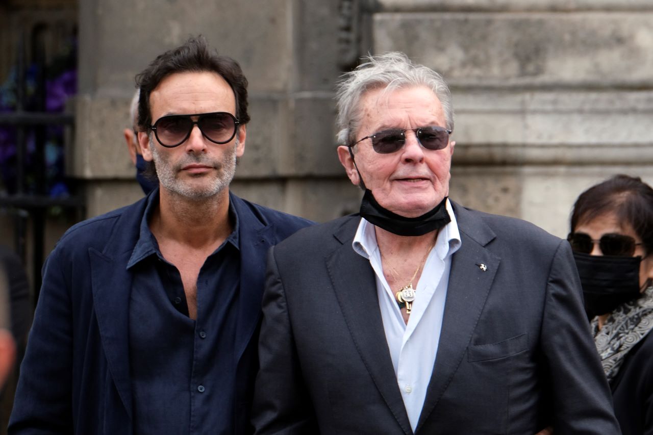 Alain Delon 2021-ben fiával, Anthonyval Jean-Paul Belmondo temetésén (Fotó: GettyImages)