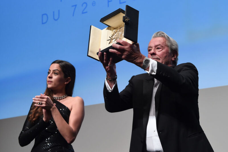 Alain Delon az Arany Pálma életműdíjjal, amit a lányától (balra) vehetett át - Fotó: Eamonn M. McCormack/Getty Images