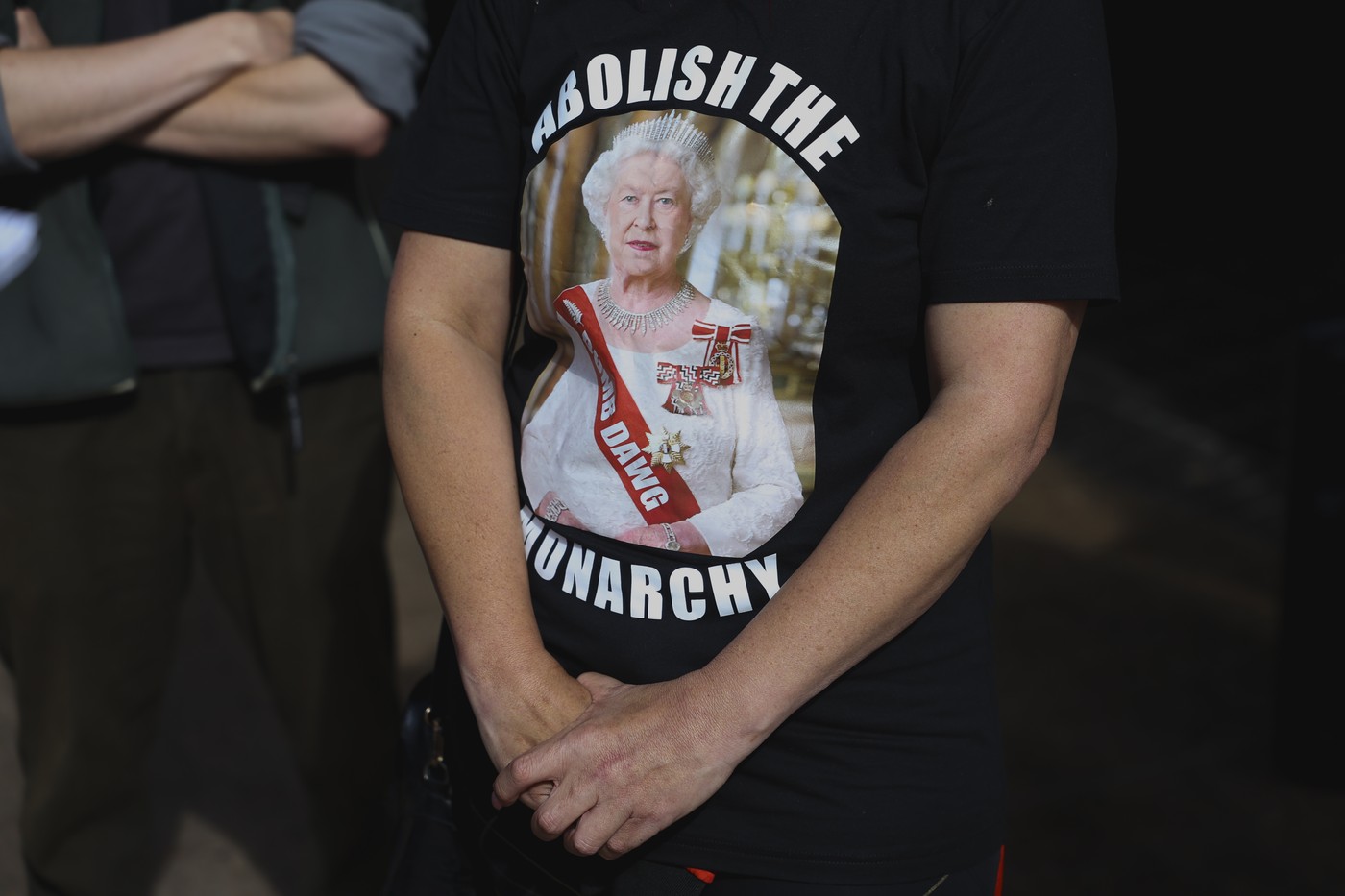 Monarchia-ellenes tüntető