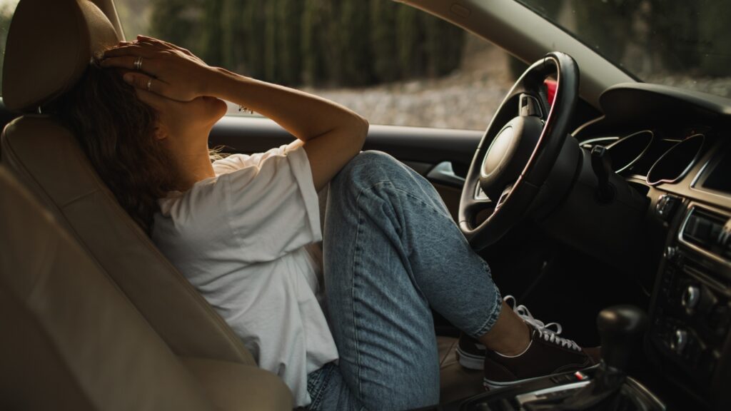 Ha ránk jön a pánik, semmiképpen ne folytassuk a vezetést! (Fotó: Getty Images)