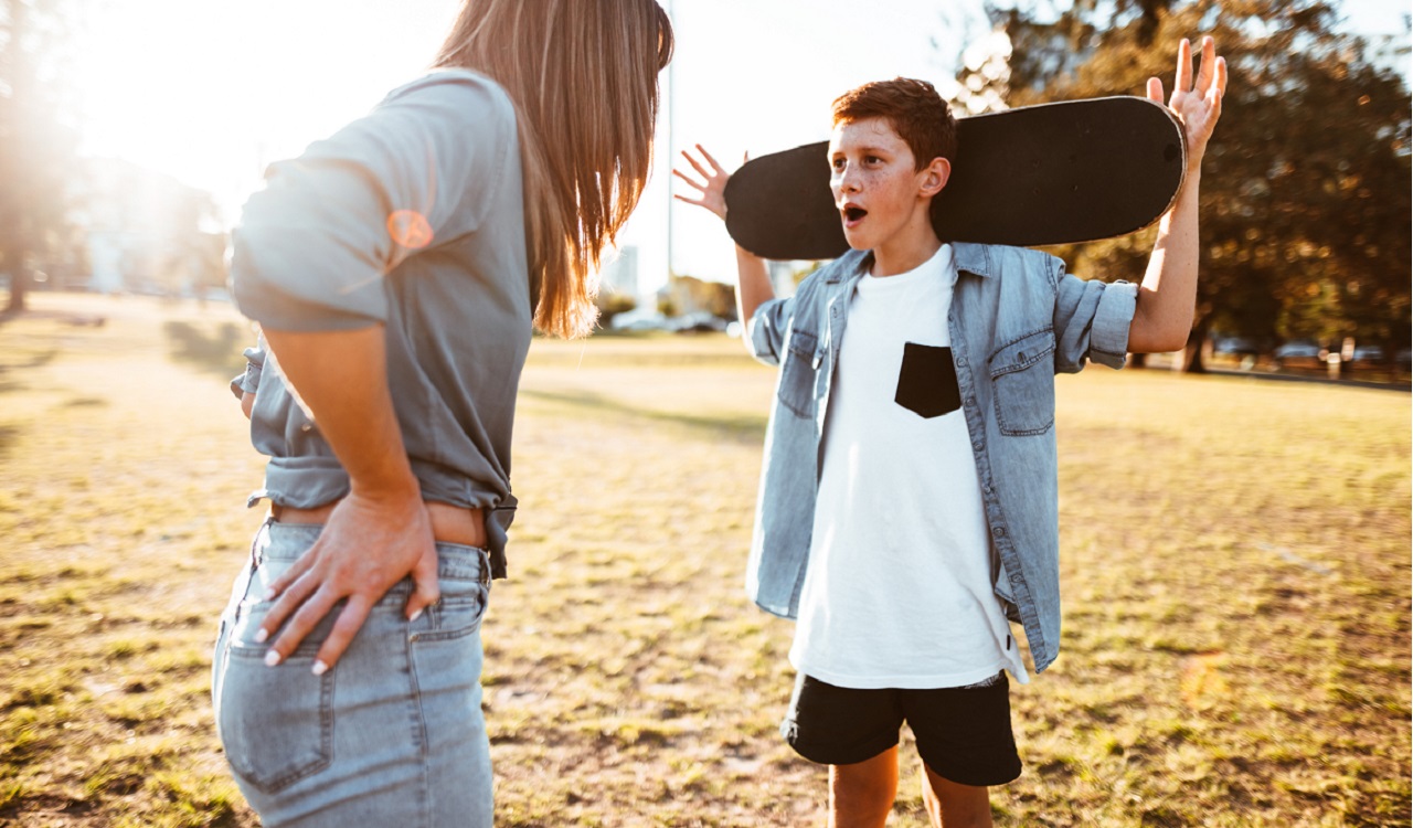 anya kiabál a fiával