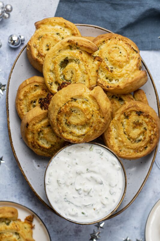 Fokhagymás-sajtos csiga zöldfűszeres tejföllel