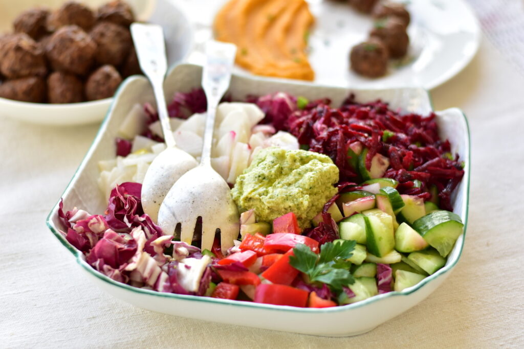 Színes saláta kesumajonézzel