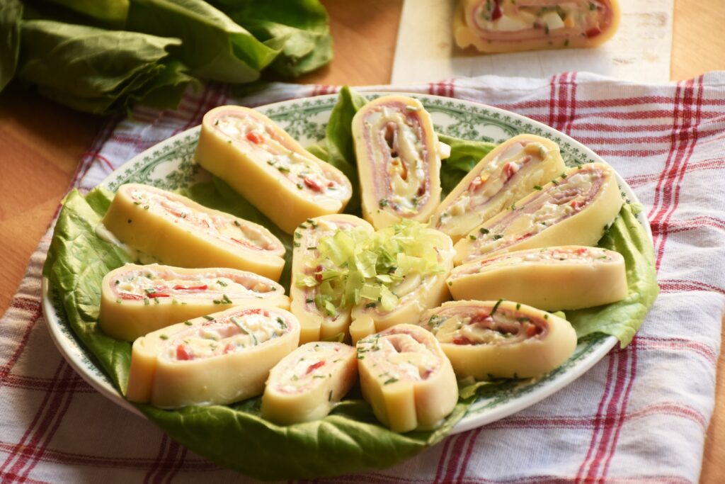 Sonkás-krémes sajttekercs