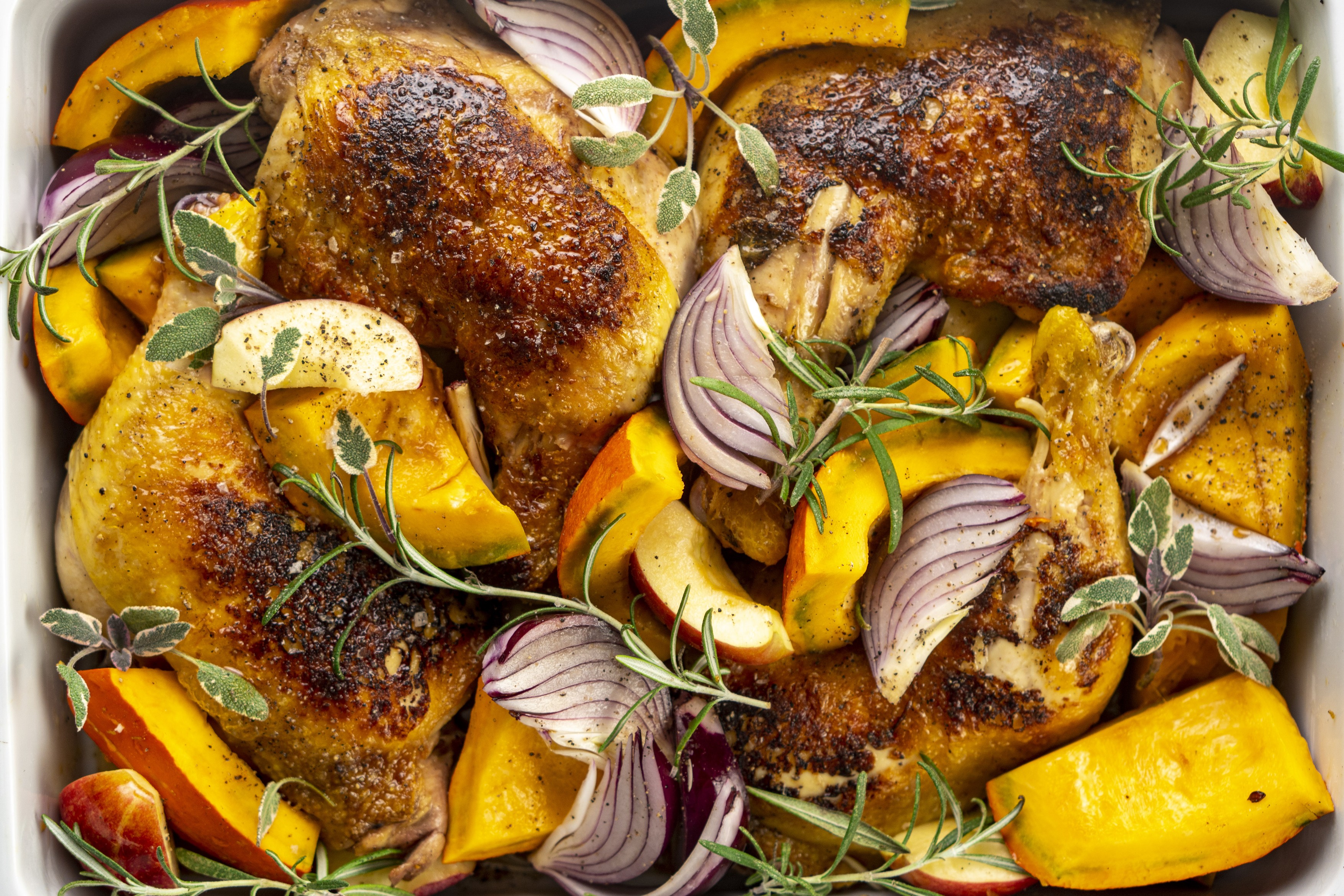 Tepsis csirkecombok vele sült hagymával, almával és sütőtökkel