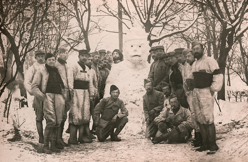 Katonák egy hóemberrel az első világháború idején (fotó: adoc-photos/Corbis via Getty Images)