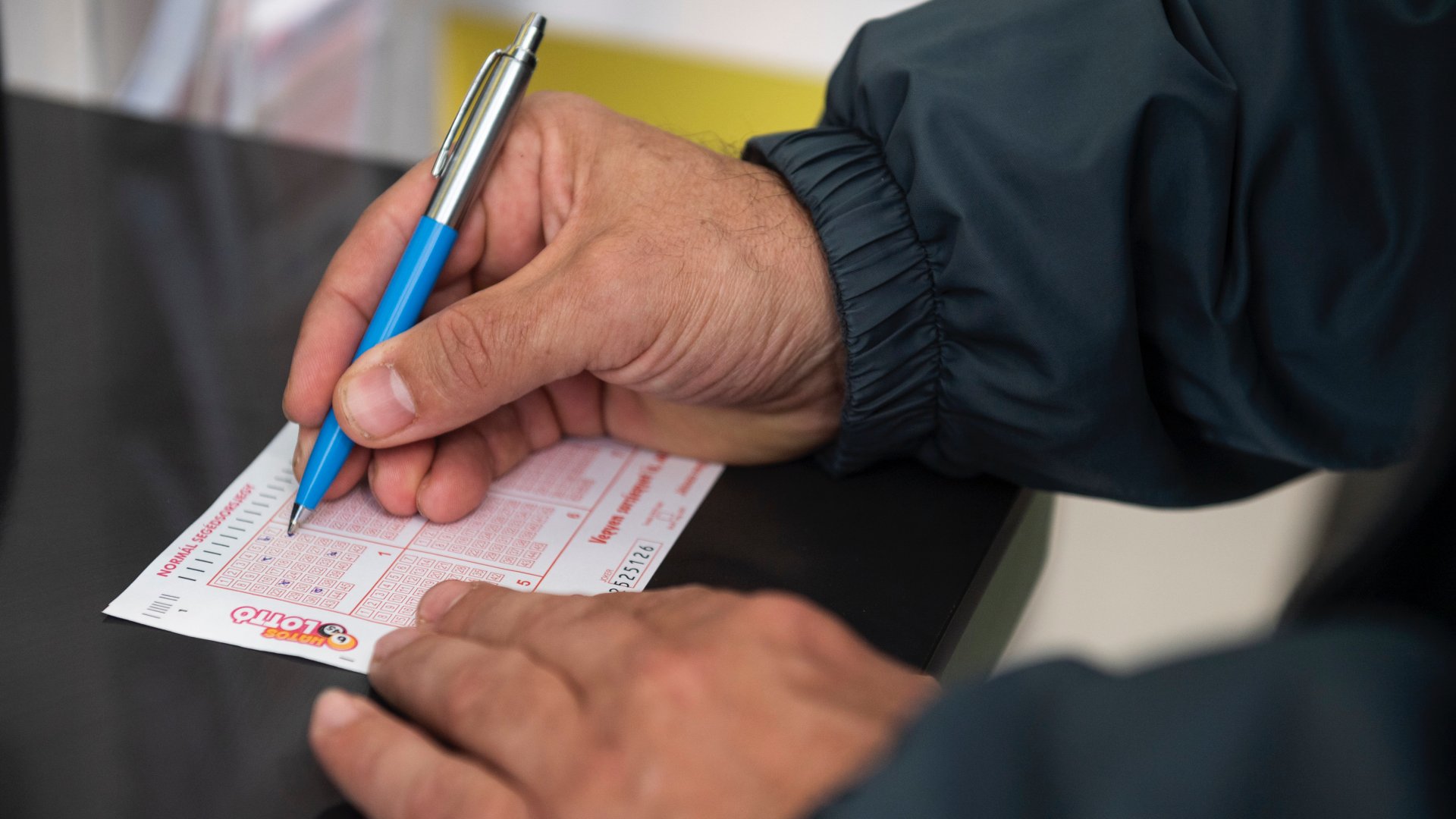 Lottószelvényt tölt ki egy férfi a Szerencsejáték Zrt. Csalogány utcai lottózójában Budapesten 2019. március 22-én