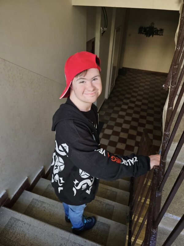 Peti a lépcsőházban