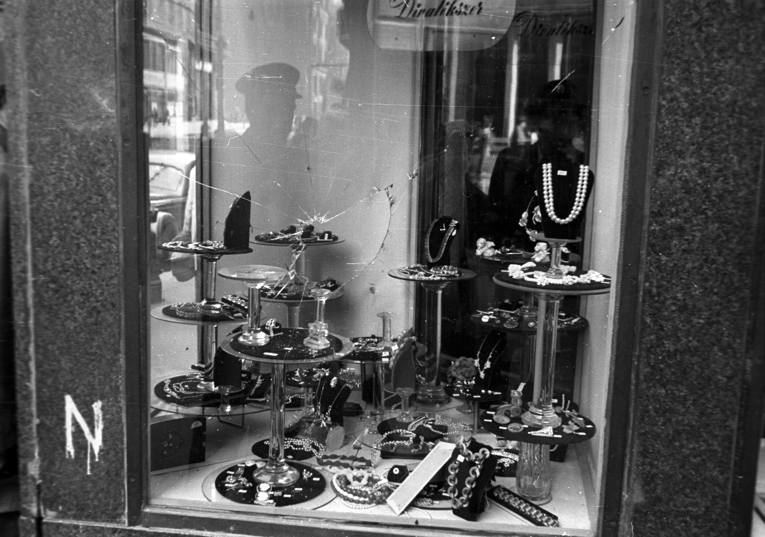 Egy ékszerüzlet betört kirakata 
