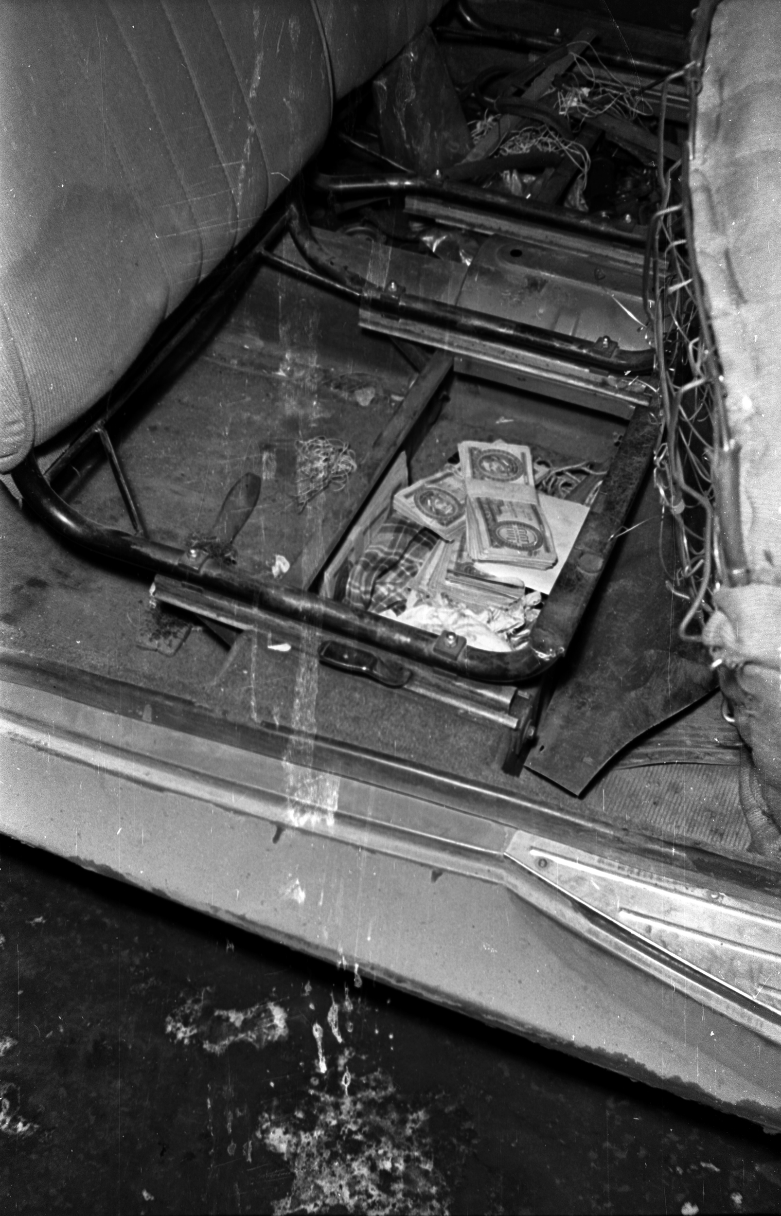 Autósülésbe rejtett pénz