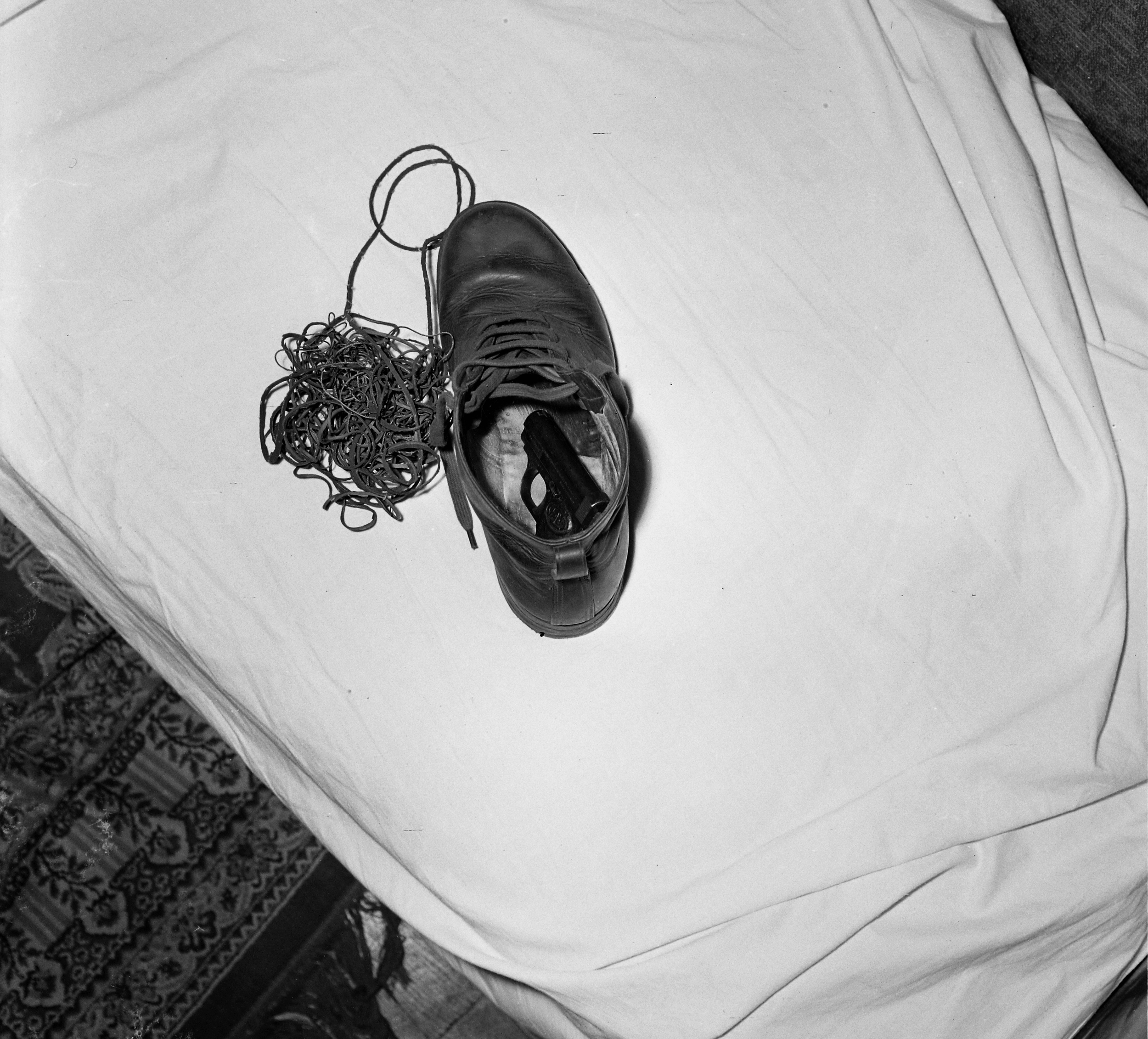 Cipőbe rejtett pisztoly