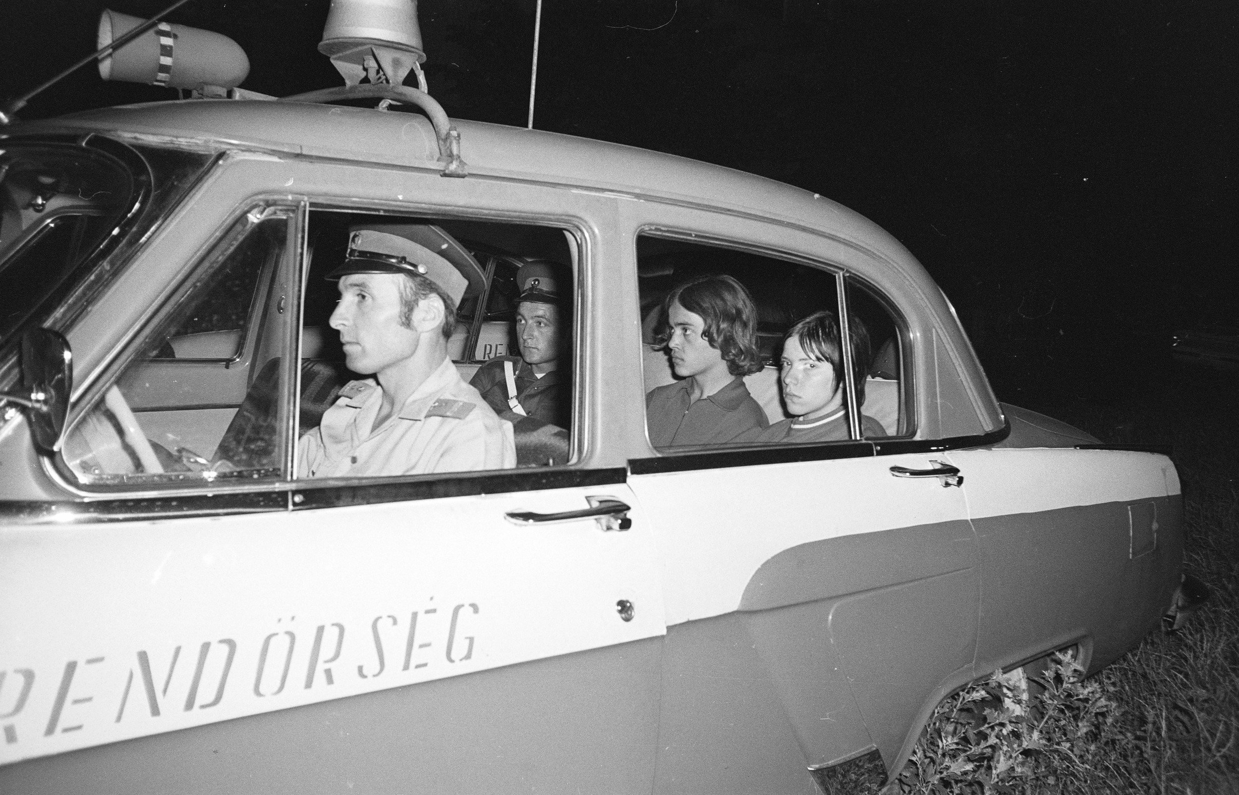 Gyerekek egy rendőrautóban