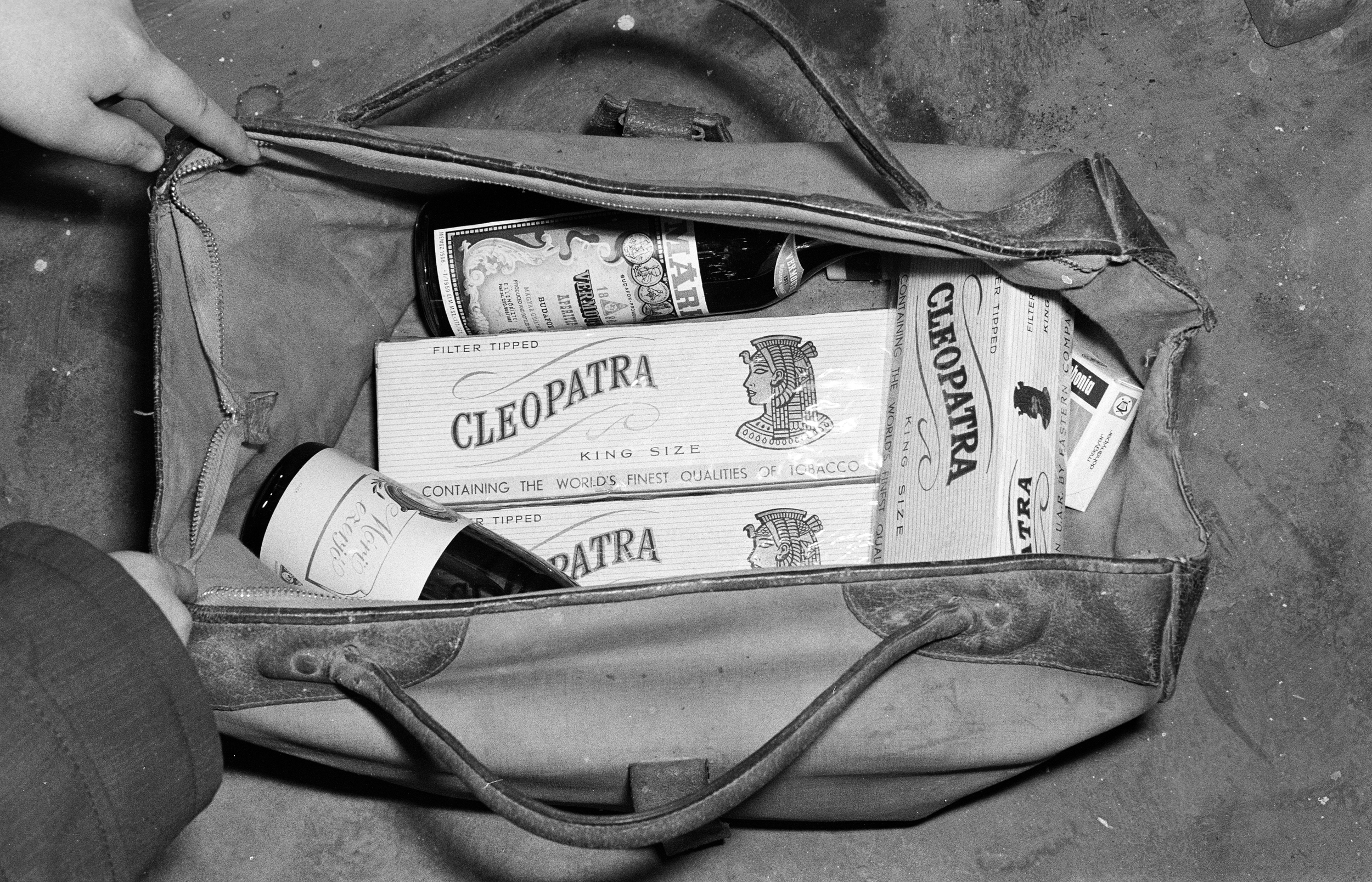 Cigaretta és szeszesital egy táskában