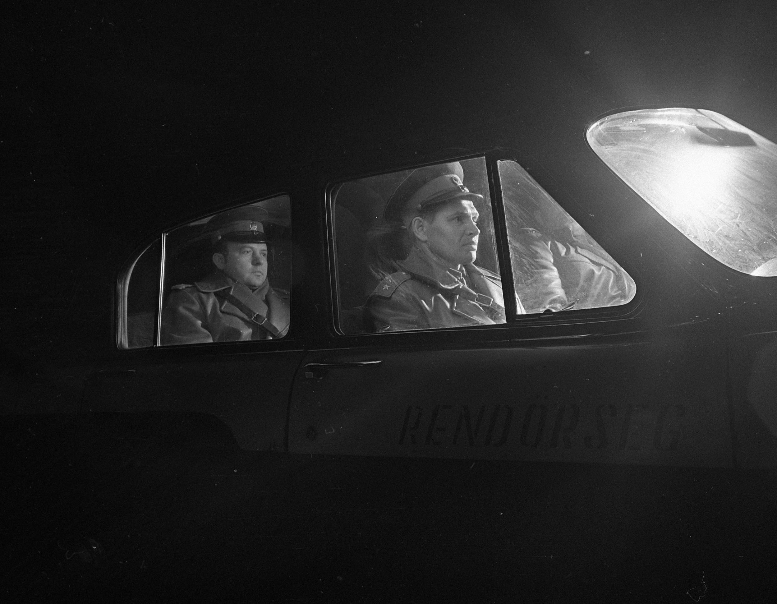 Járőrök egy rendőrautóban