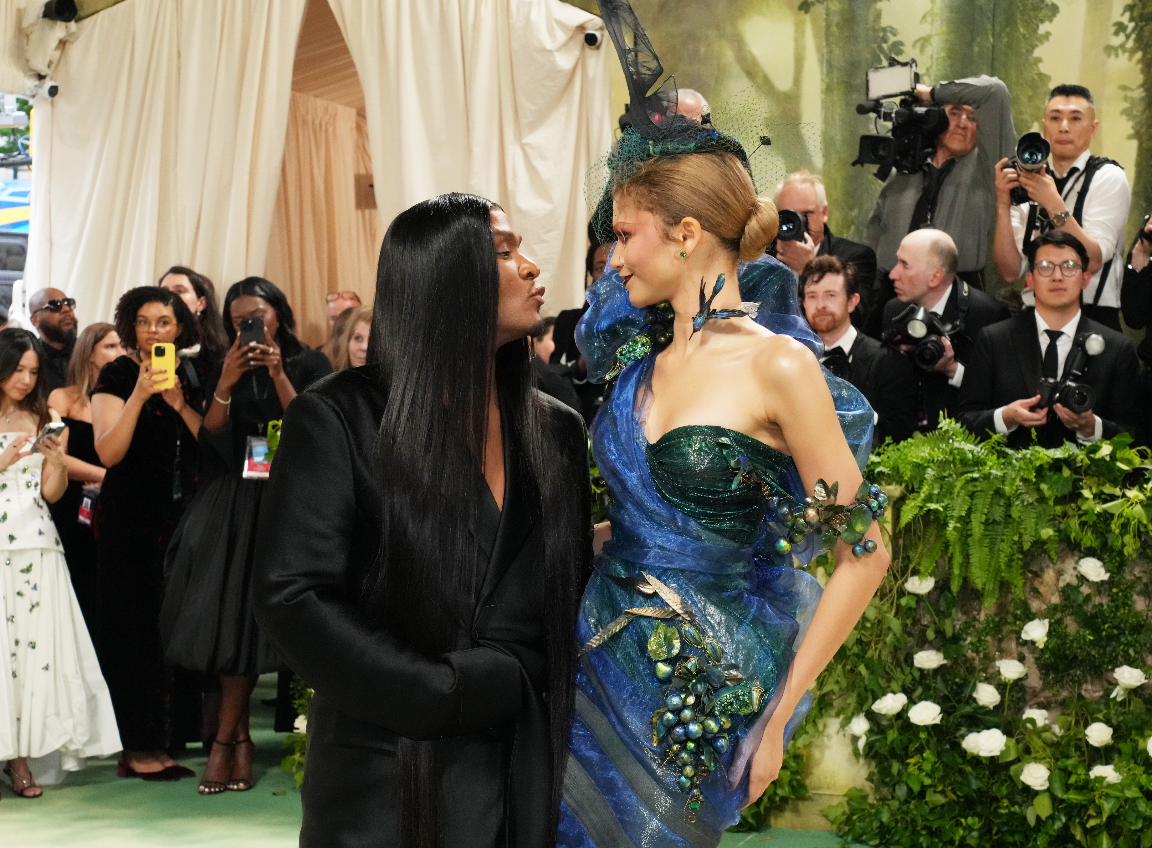 Law Roach és Zendaya a 2024-es MET-gála vörös szőnyegén