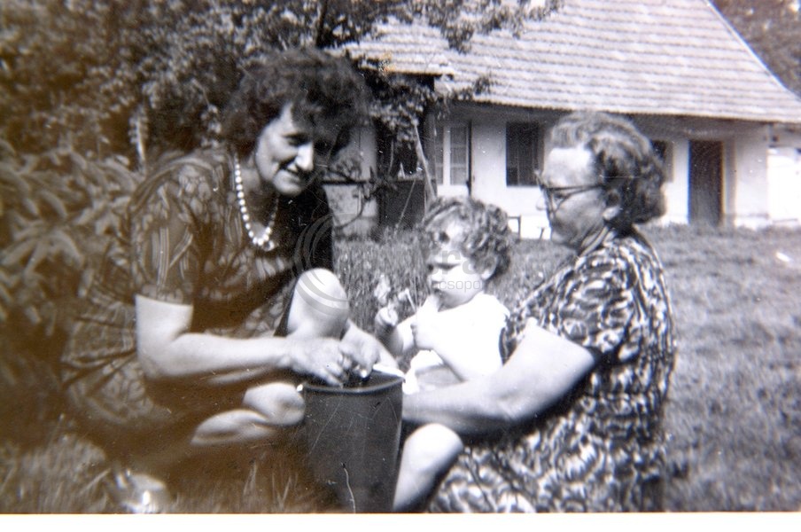 Novodomszky Éva gyermekként családjával