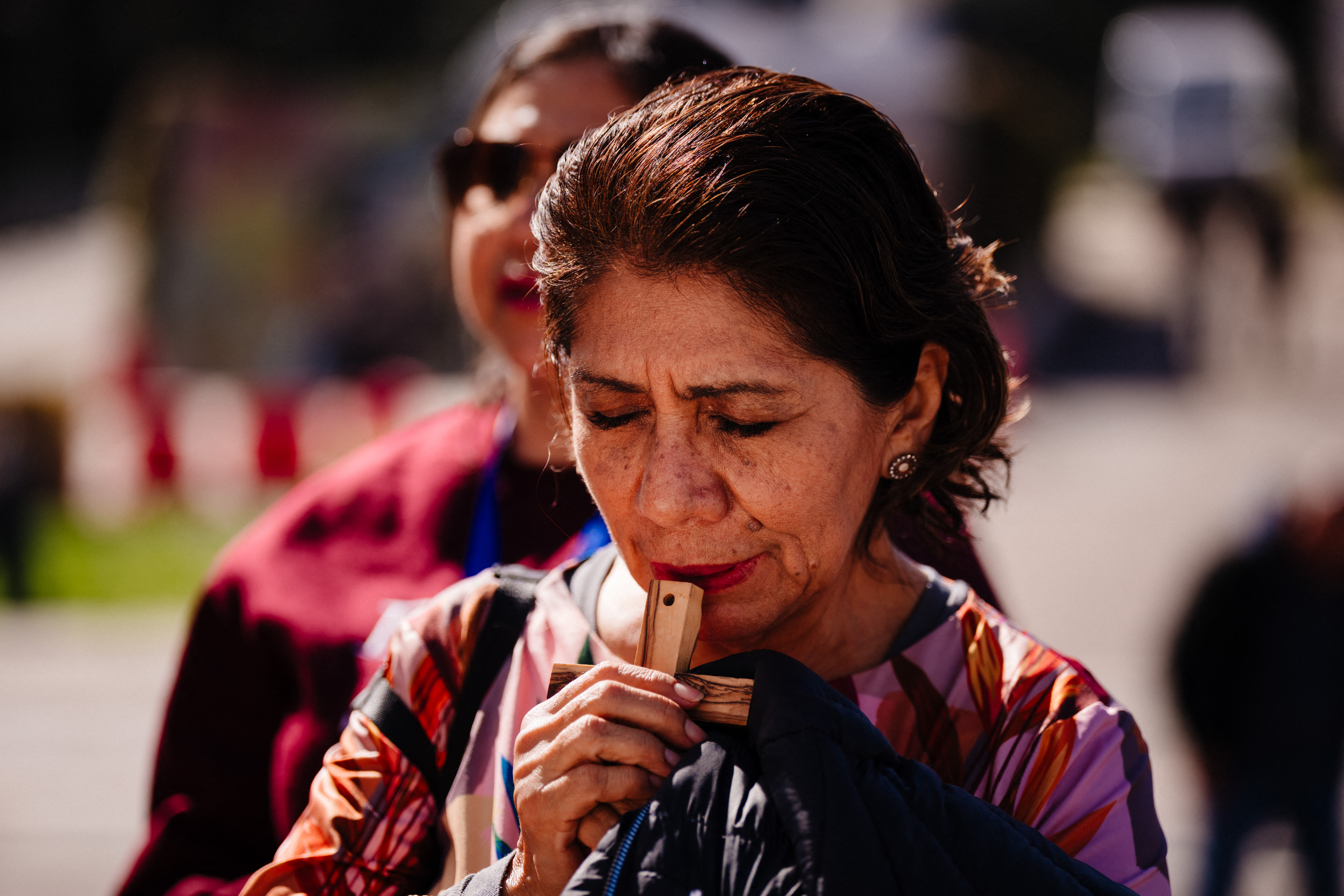 Nő imádkozik a Gemelli kórház előtt Ferenc pápáért.