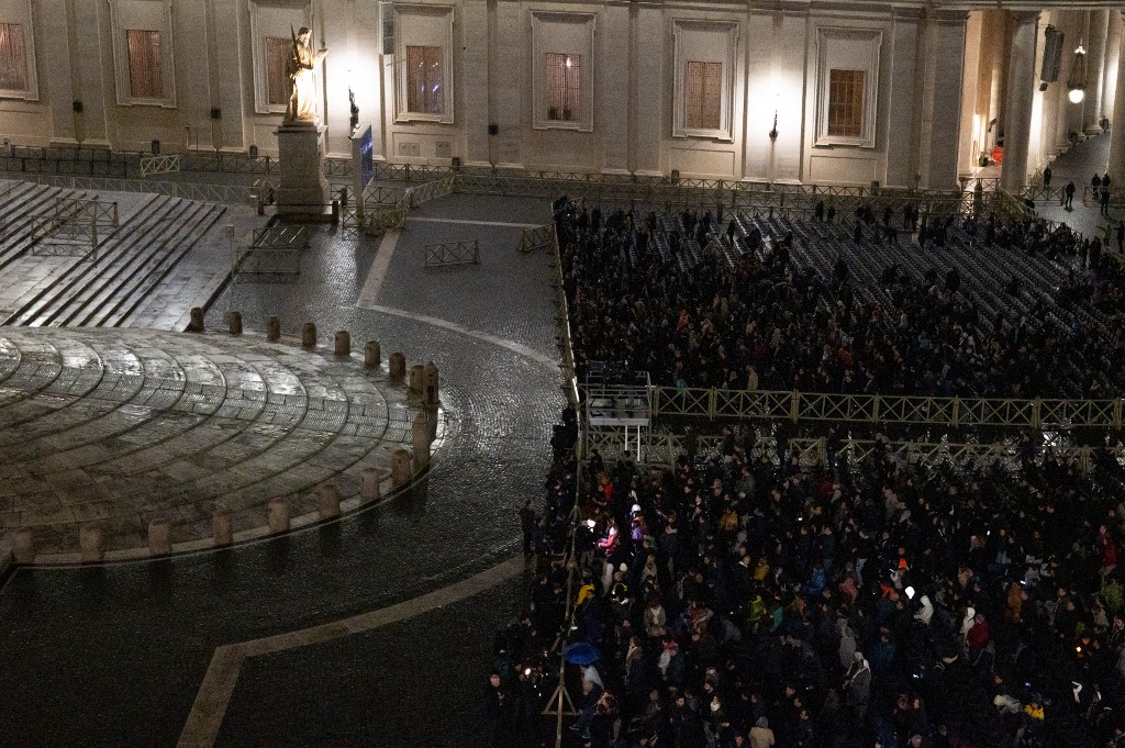 Pietro Parolin, a Vatikán bíboros külügyminisztere rózsafüzér-imádságot vezet
