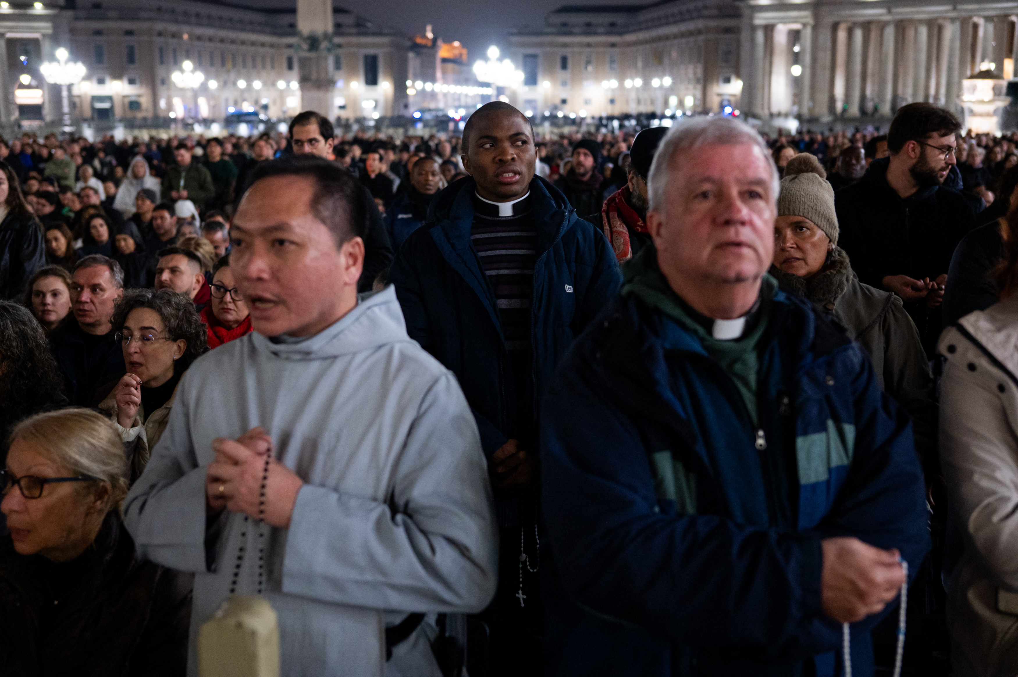 Róma, Szent Péter bazilika előtt imádkozó emberek