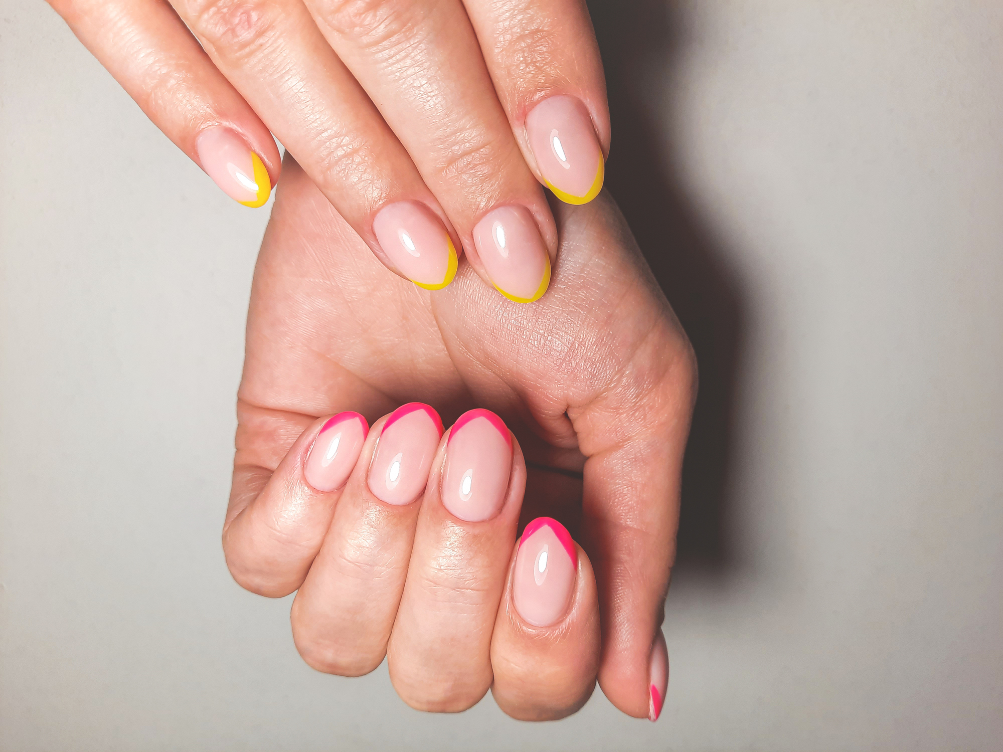 Francia manikűrünk a tavaszi körömtrend szerint üde, színes frissességet kap majd 