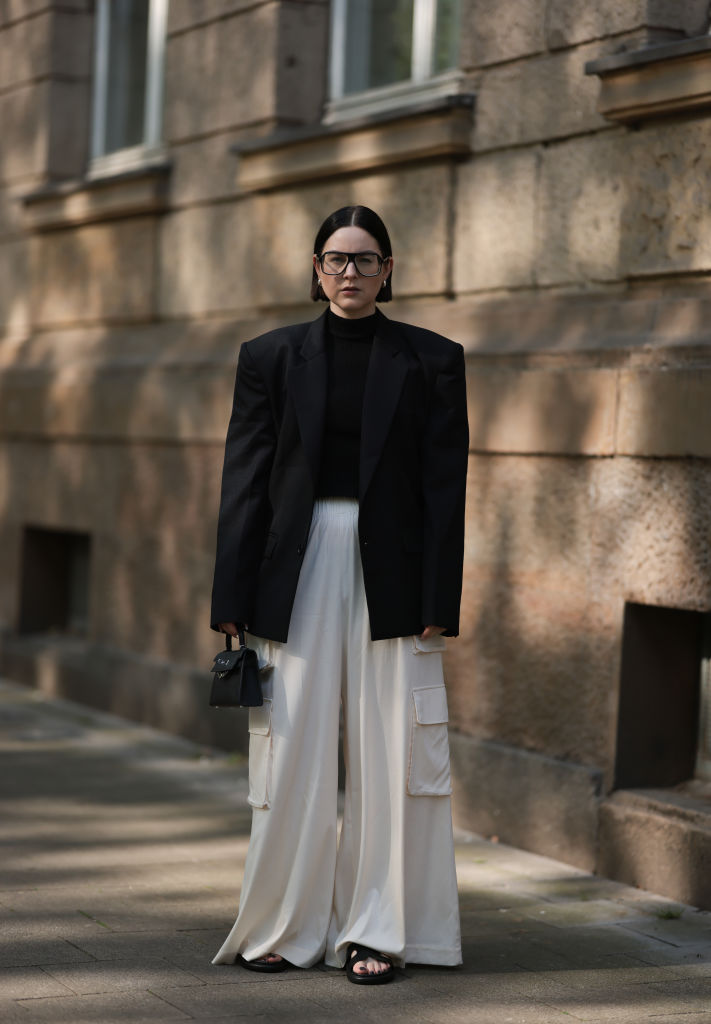 Oversize blézert viselő nő az utcán