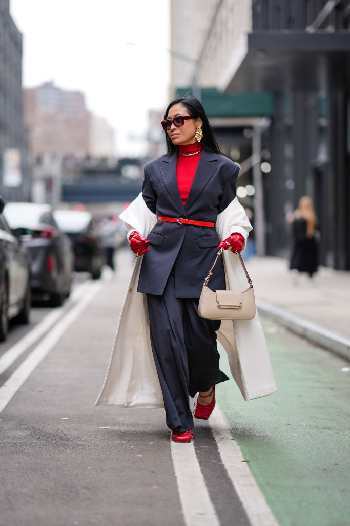 Oversize nadrágkosztümöt viselő nő az utcán