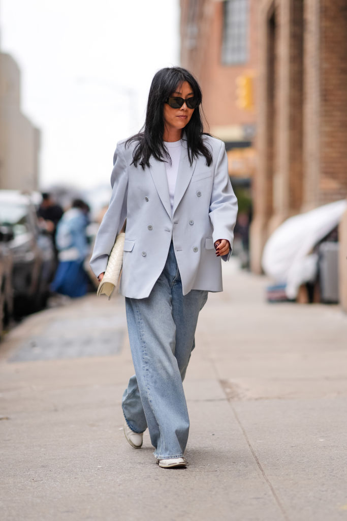 Oversize blézert viselő nő az utcán