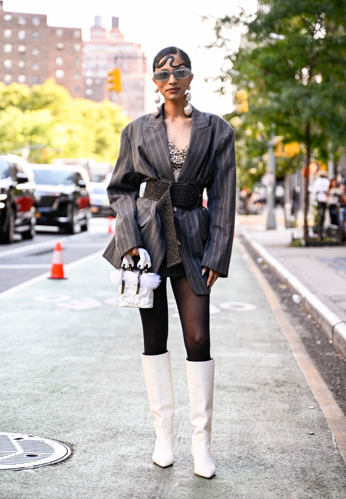 Oversize blézert viselő nő az utcán