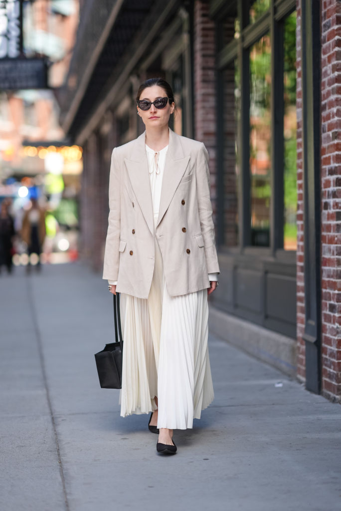 Oversize blézert viselő nő az utcán