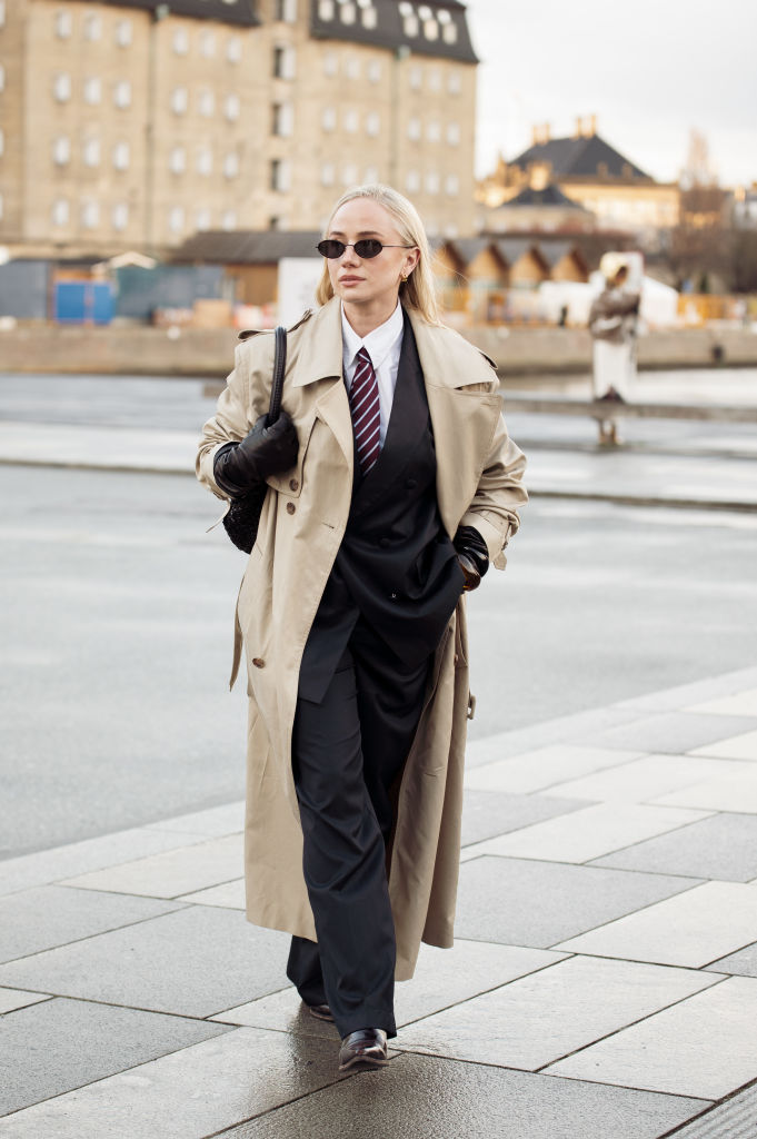 Oversize nadrágkosztümöt viselő nő az utcán