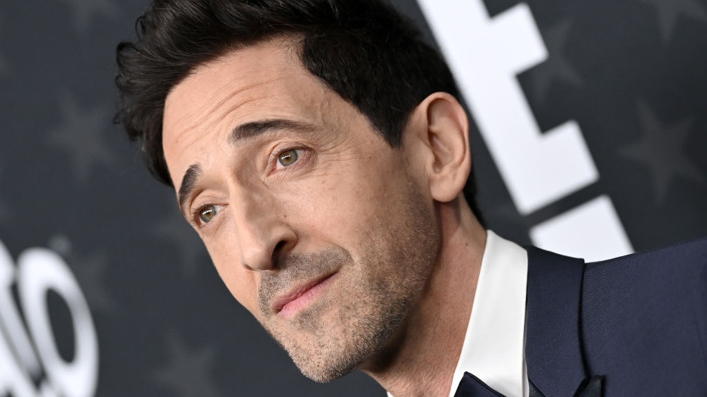 Adrien Brody a díjátadón stílusos “pálinkázással” bizonyította, hogy magyar vér folyik az ereiben