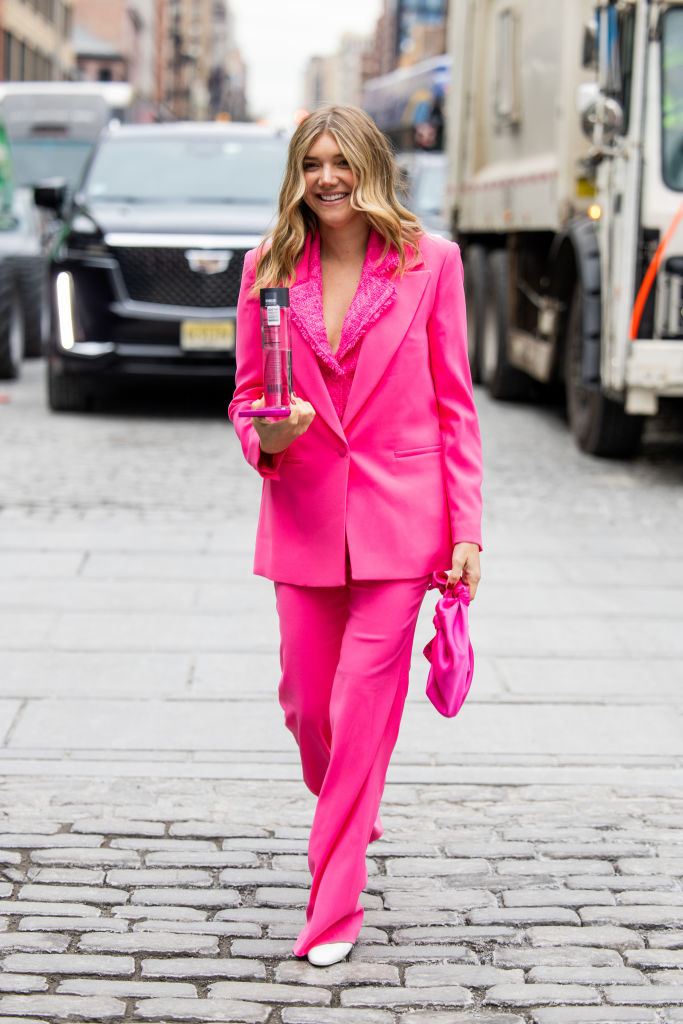 Oversize nadrágkosztümöt viselő nő az utcán