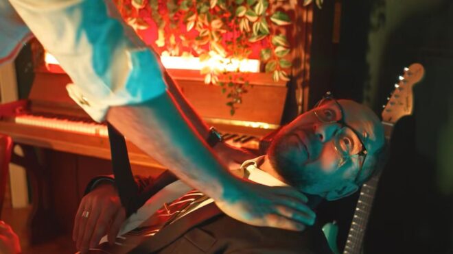 Kép a Csurran-cseppen c. szám klipjéből