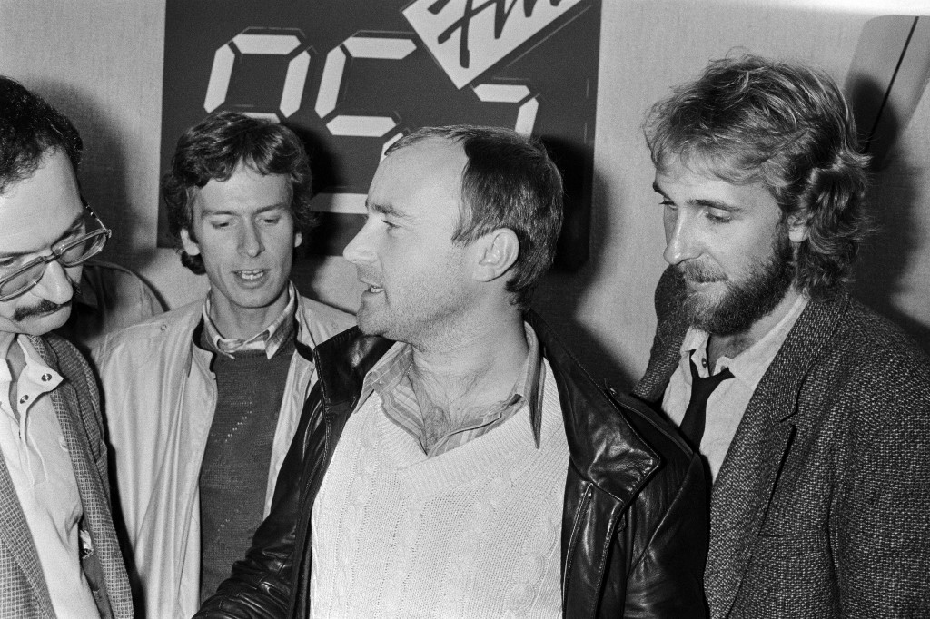 A Genesis bristih zenekar, (balról jobbra) Tony Banks billentyűs, Phil Collins dobos/énekes és Mike Rutherford basszusgitáros/gitáros pózolnak 1983. október 12-én a párizsi FM rádióstúdióban