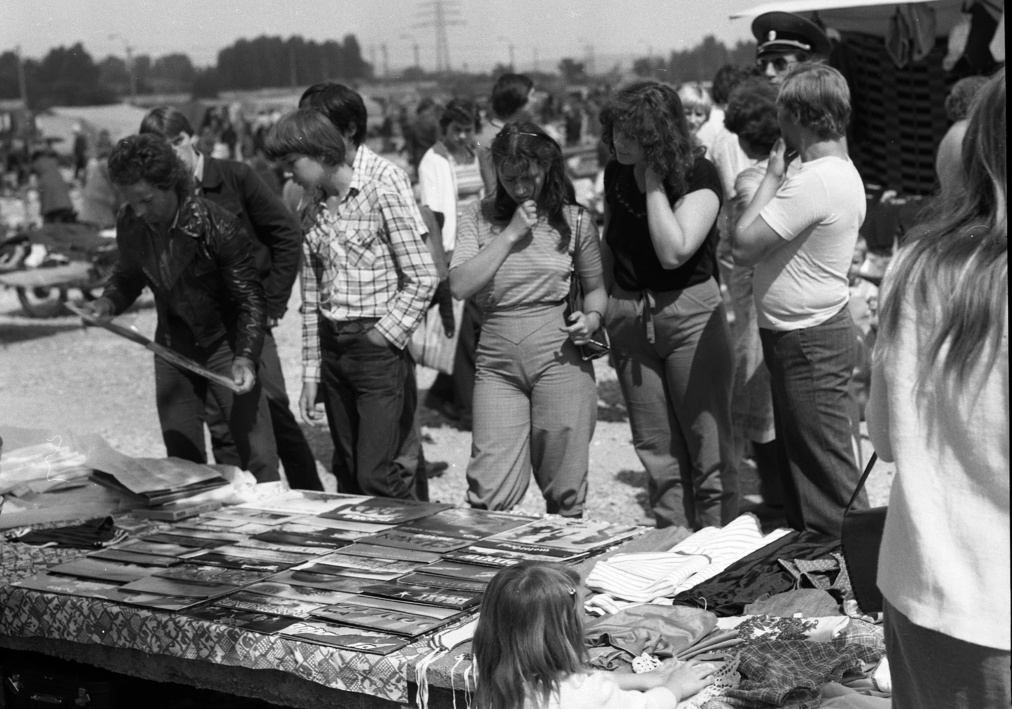 Használt lemezek a miskolci Zsarnai piacon 1983-ban. Forrás: Fortepan