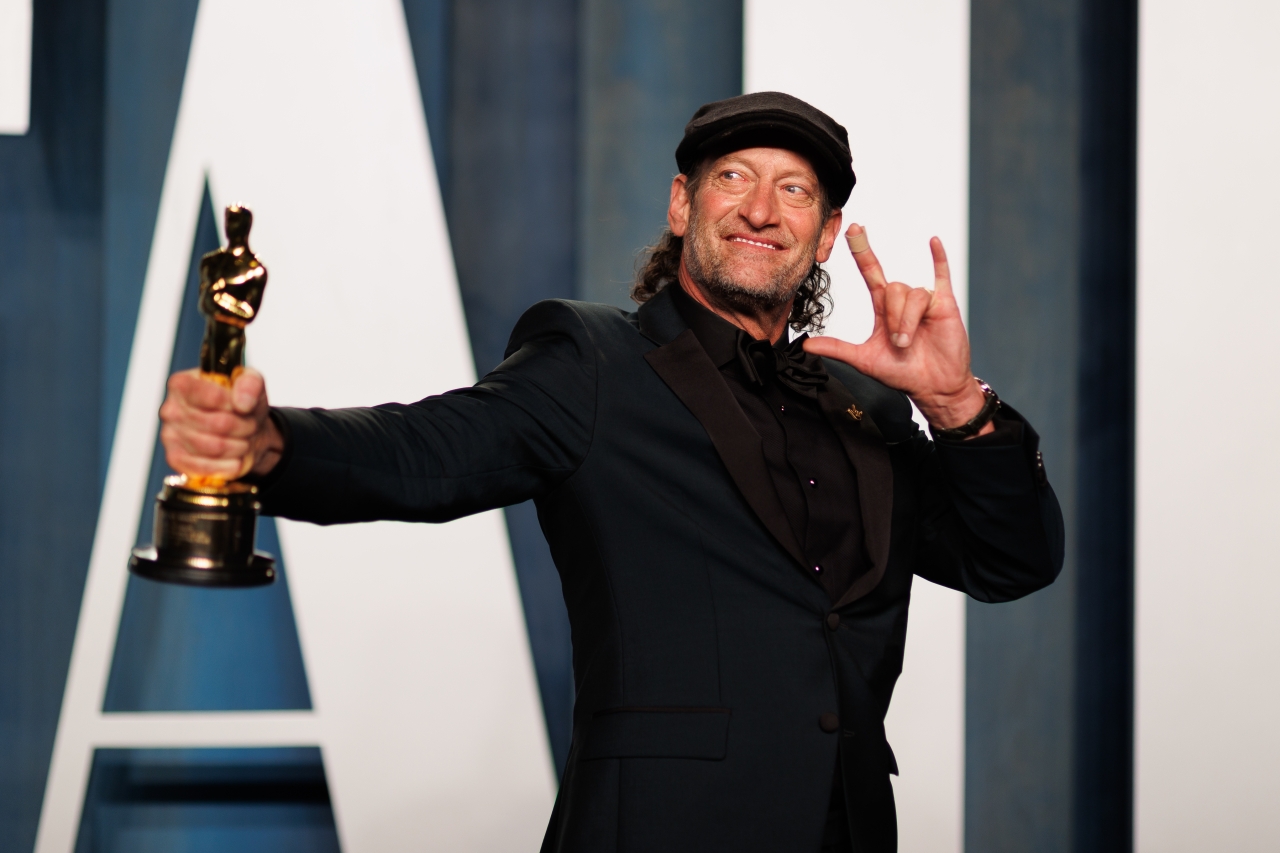 Troy Kotsur az Vanity Fair Oscar-partin