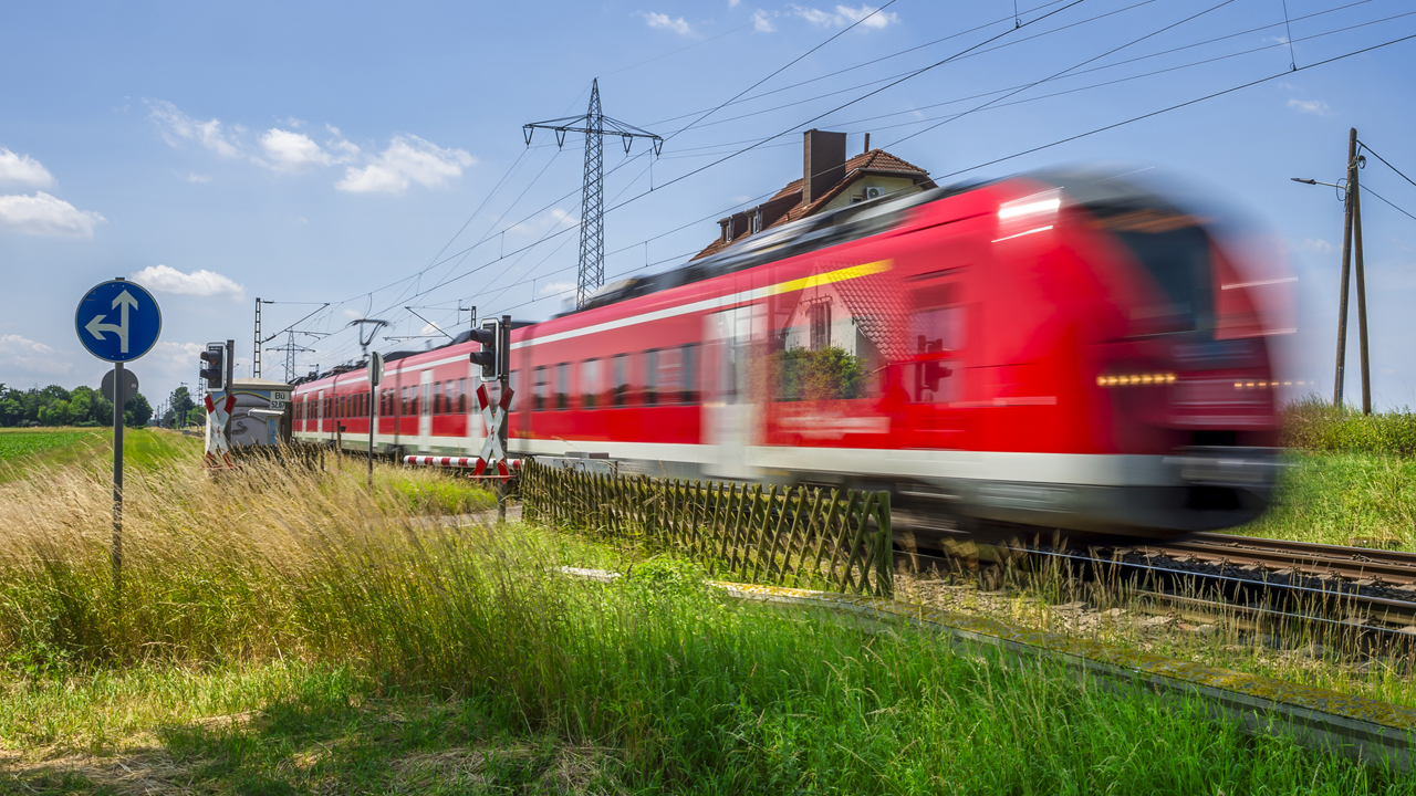 Kiderült, miért lépett a vonat elé az anya a gyermekével együtt Győrnél