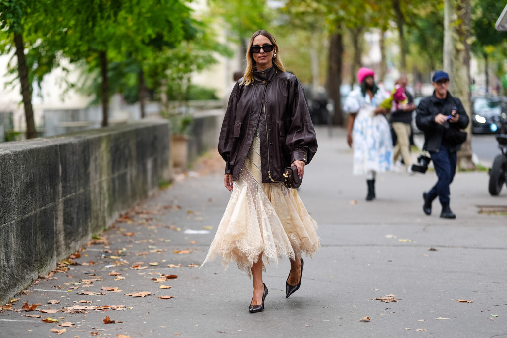 Bomberdzsekit viselő modell