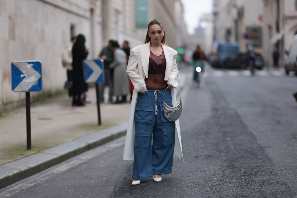 Cargo nadrágot viselő modell