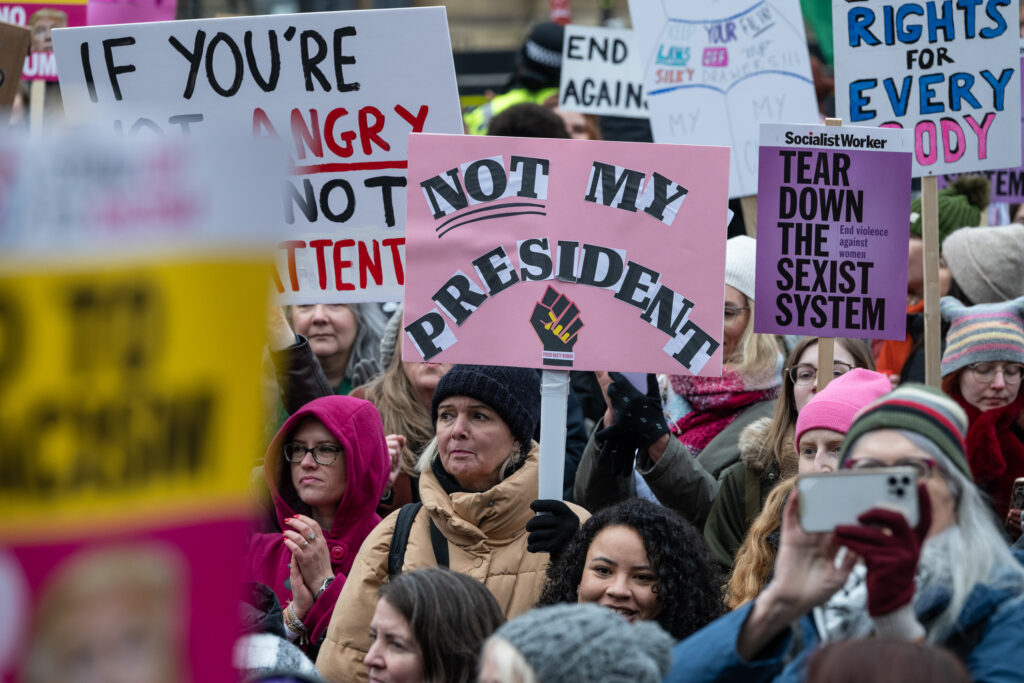 Vörös rúzzsal akarják elkergetni Trumpot: ilyen most nőnek lenni Amerikában
