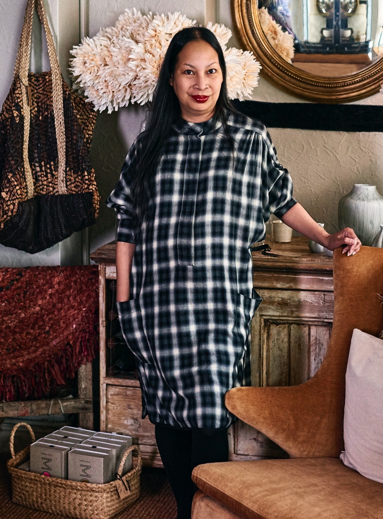 Kockás ruhás nő