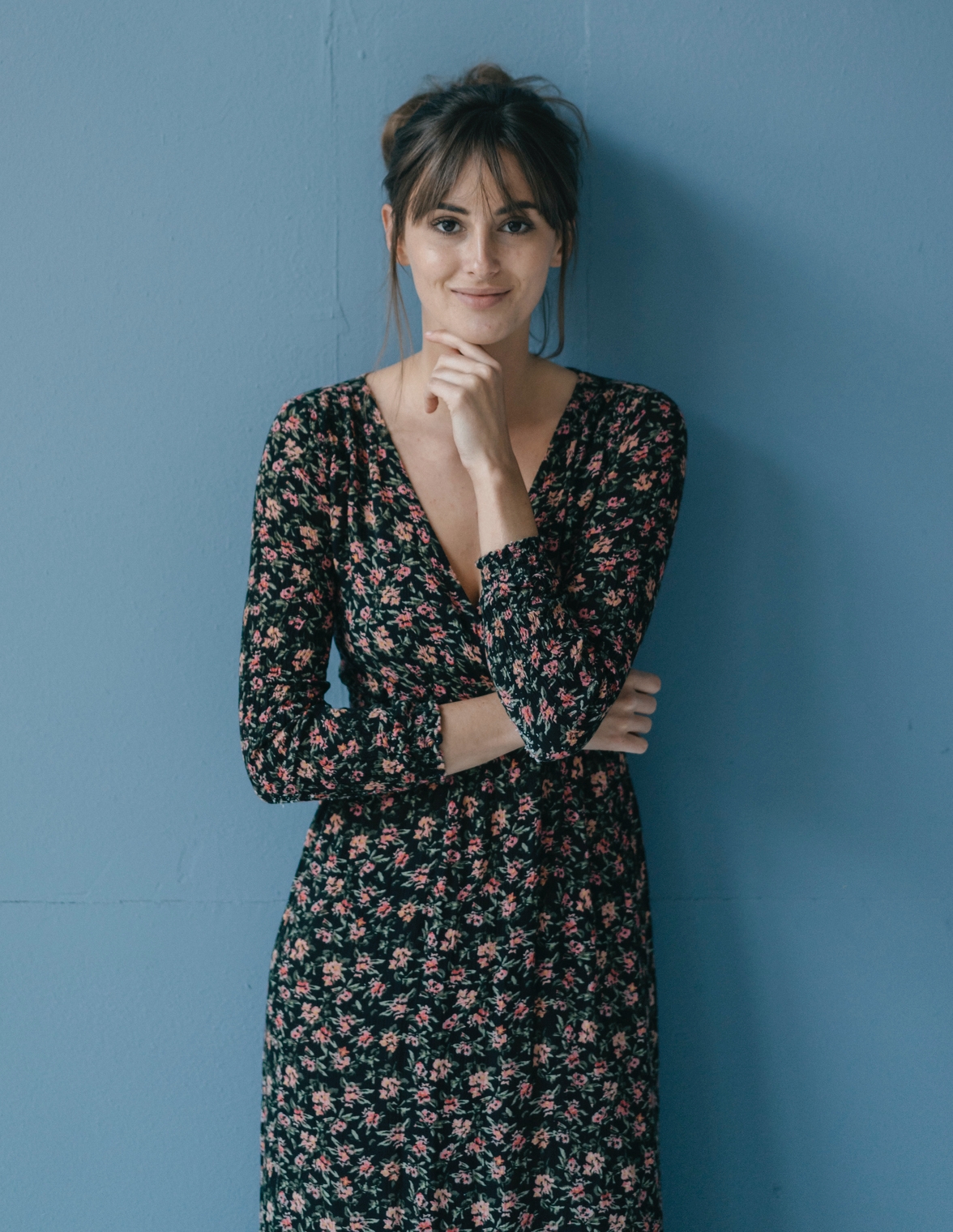 Nő virágmintás ruhában