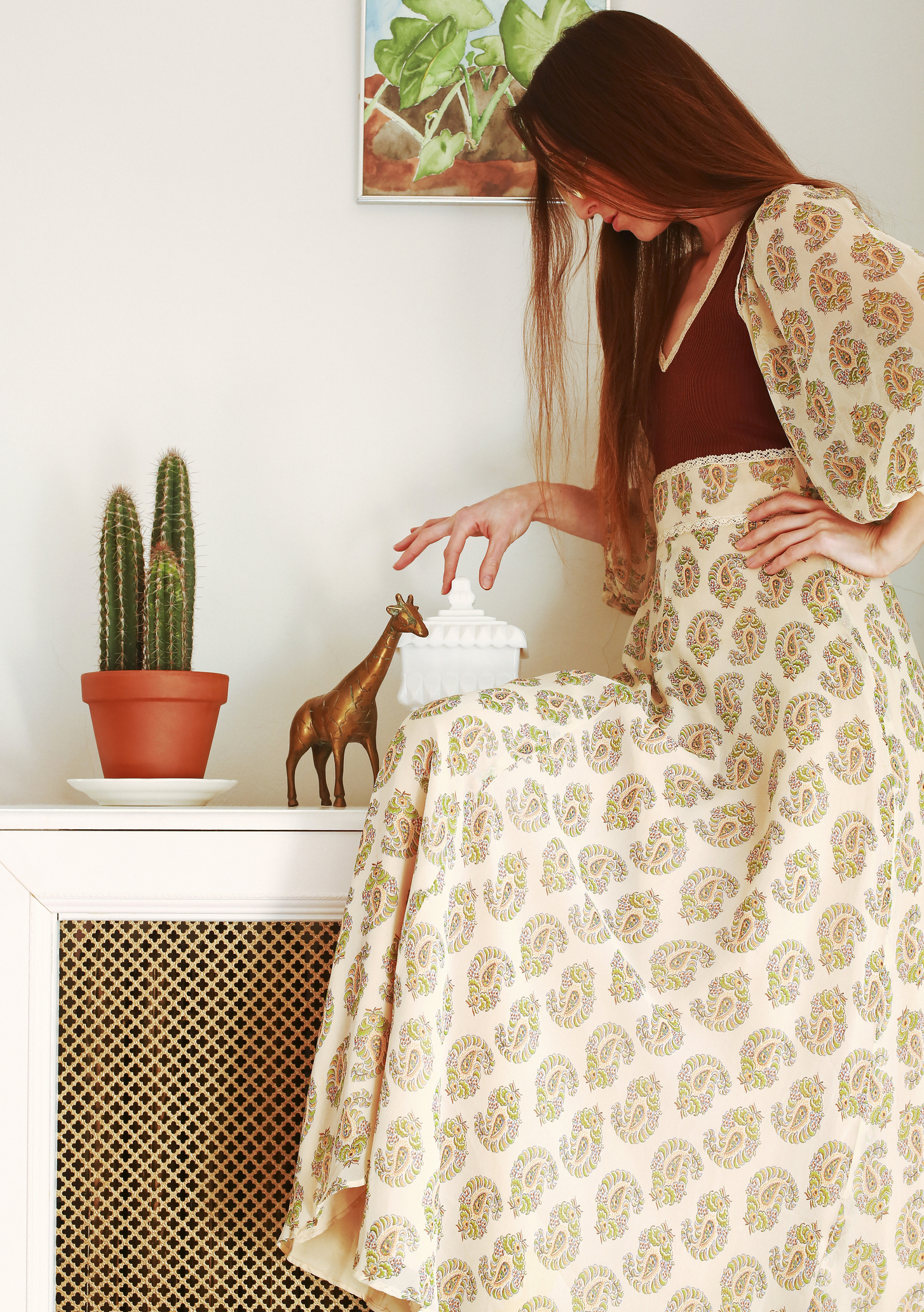 Perzsa mintás ruhát viselő nő