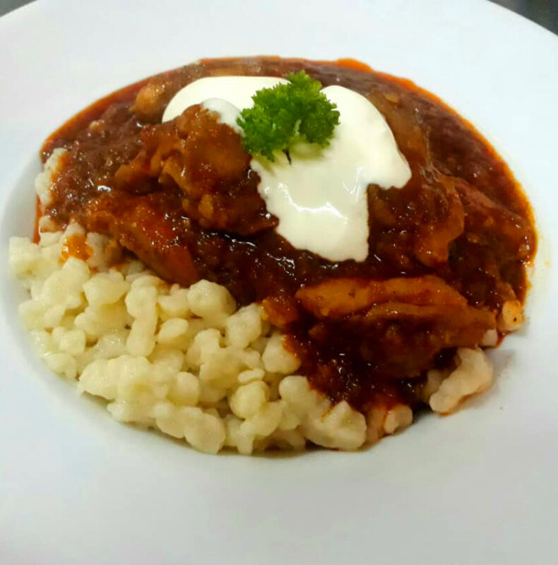 Pörkölt nokedlivel