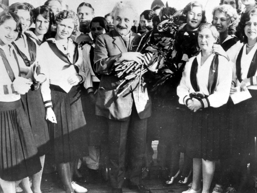 Albert Einstein San Diegoban, 1931 júliusában egy középiskolában.