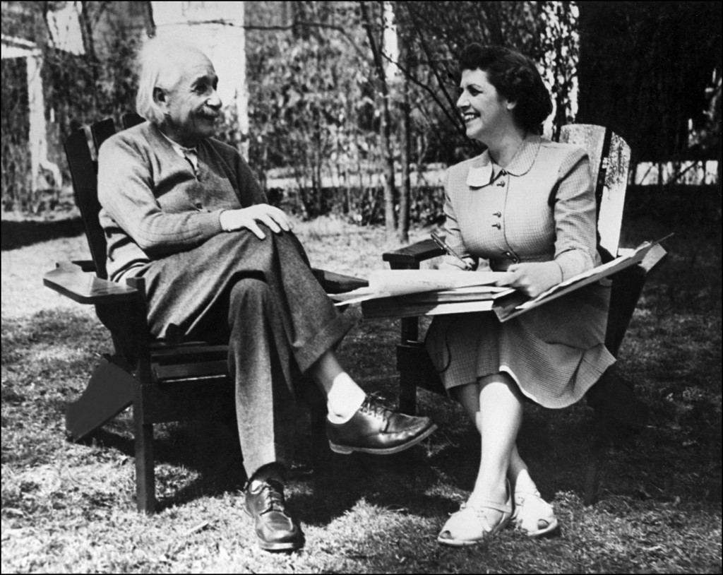 Albert Einstein és Kenneth Cromwell egy asztalnál