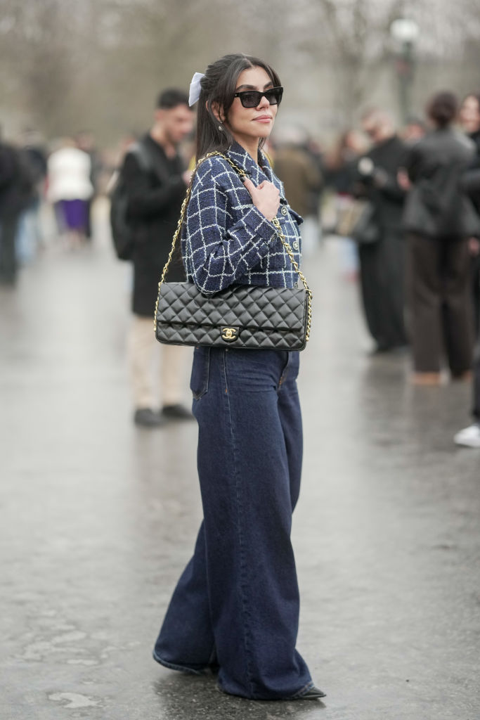 Bő szárú nadrágot viselő nő