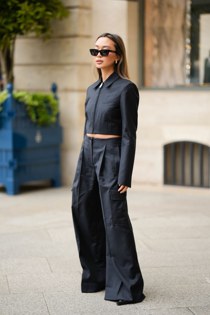 Bő szárú nadrágot viselő nő