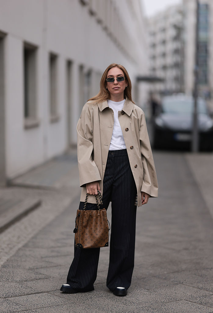 Bő szárú nadrágot viselő nő